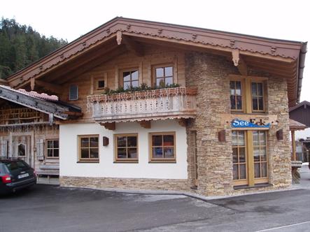 дом шале с отделкой камнем