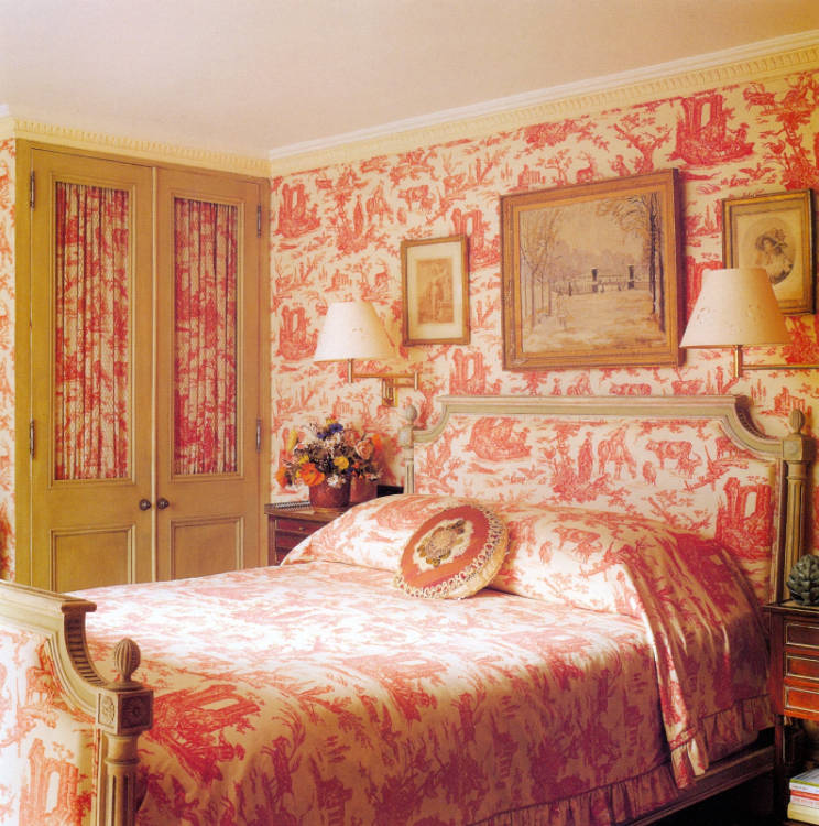 Интерьер женской спальни с использованием ткани для покрывала и обоев Toile de Jouy