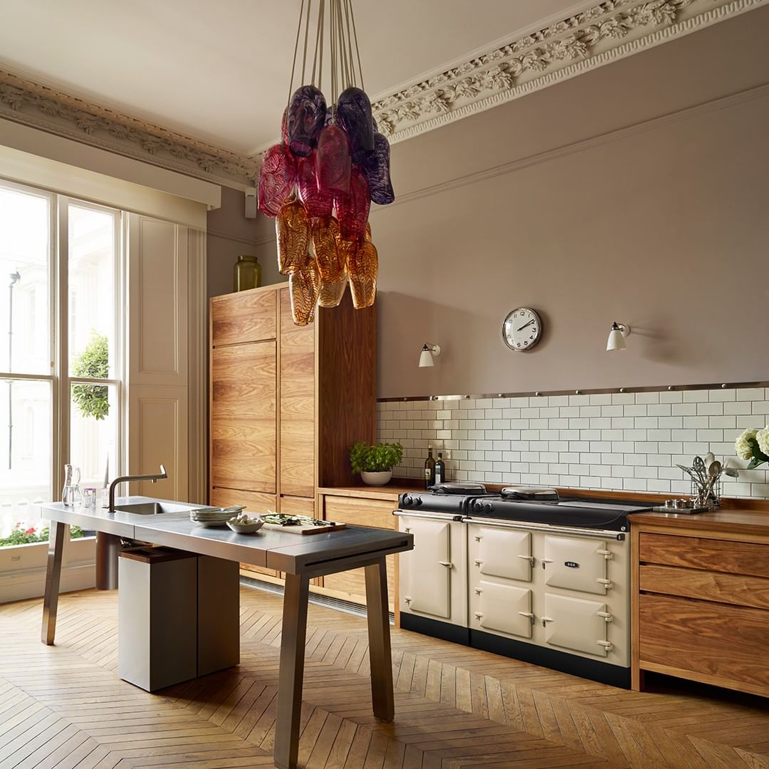 английская печь AGA в классическом интерьере кухни