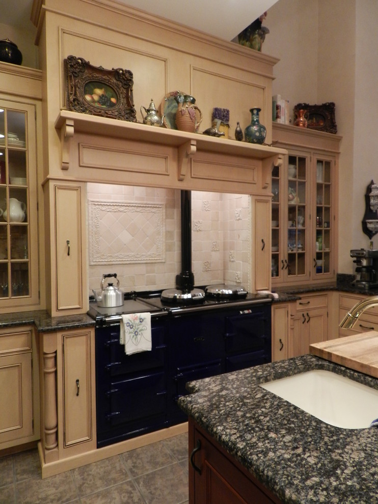 английская печь AGA в классическом интерьере кухни