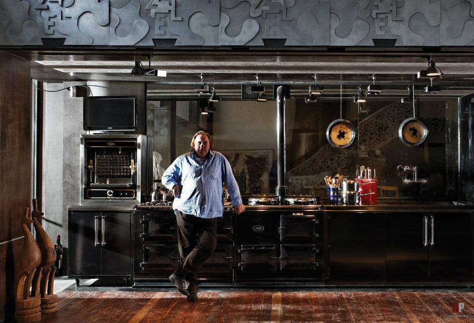 Жерар Депардье с печью AGA