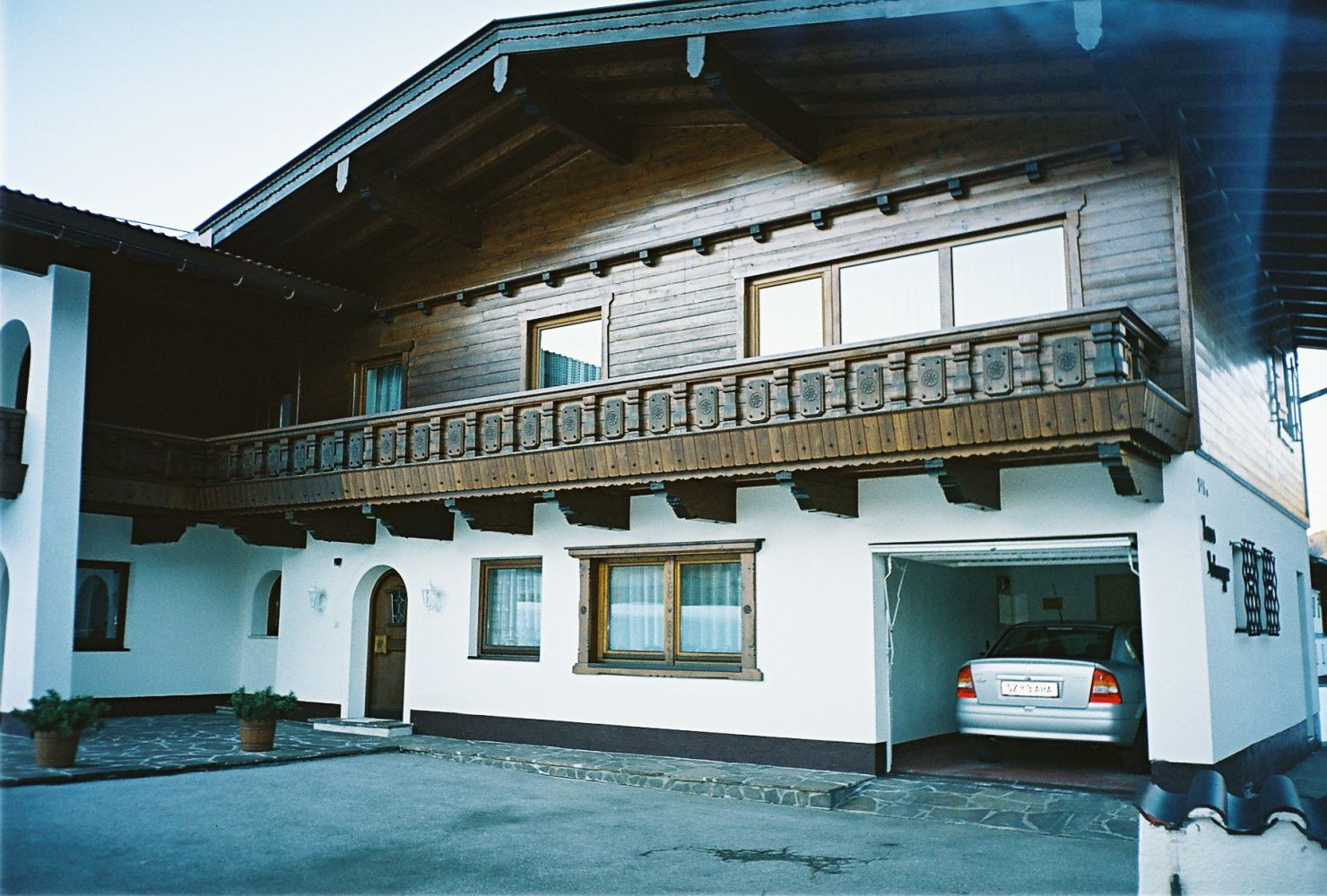 дом шале с гаражом