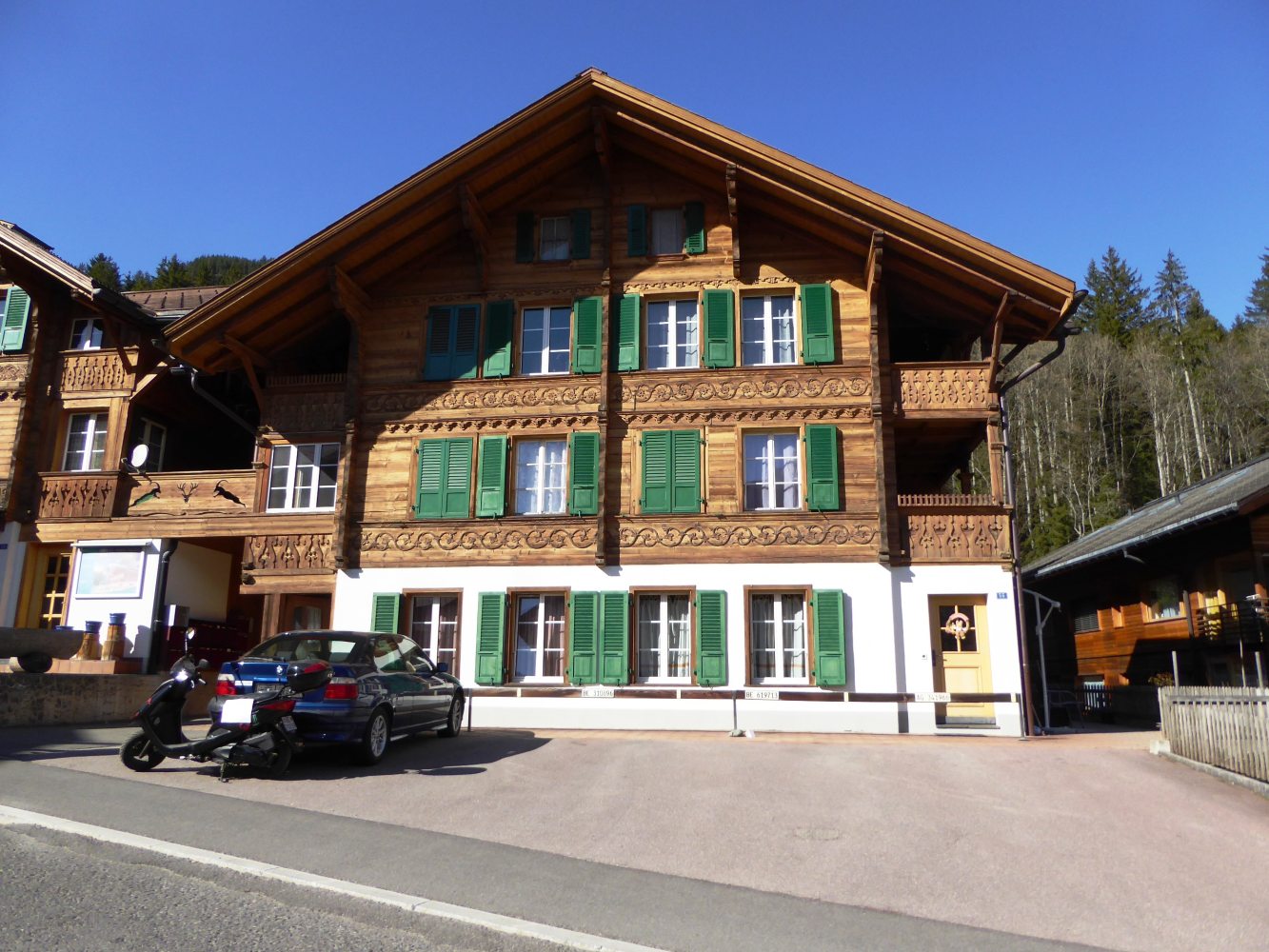 ставни на окнах в доме шале