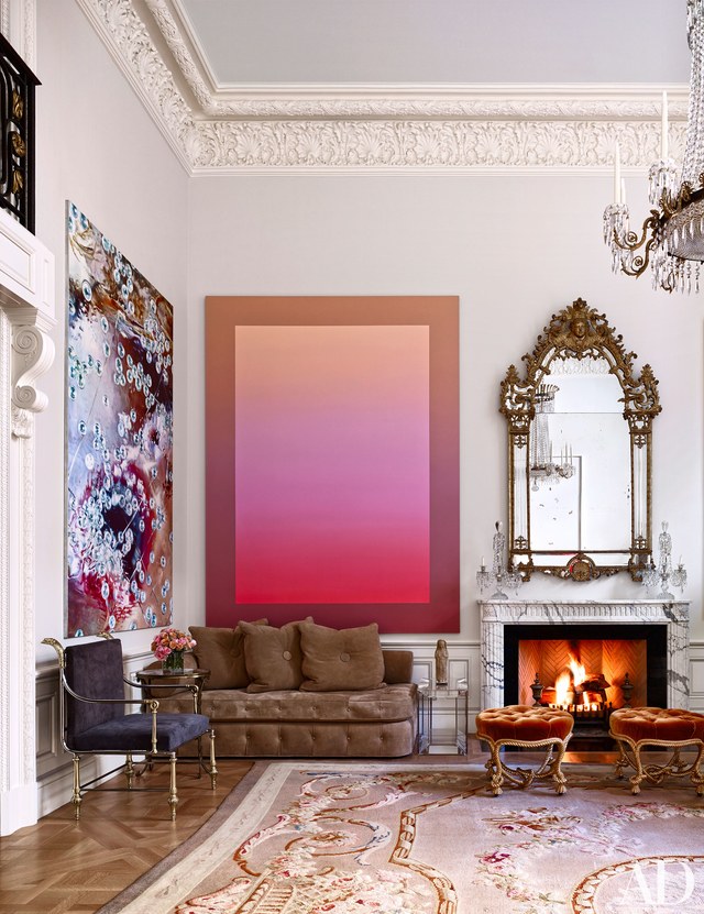 интерьер гостиной с камином