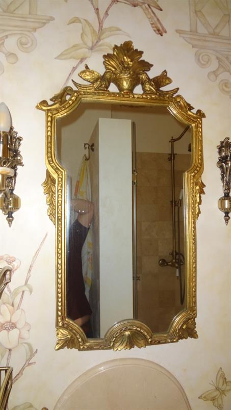 антикварное зеркало в интерьере ванной комнаты