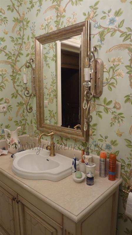 средиземноморский интерьер ванной комнаты с обоями