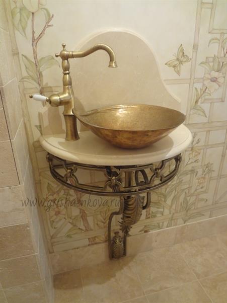 средиземноморский интерьер ванной в загородном доме