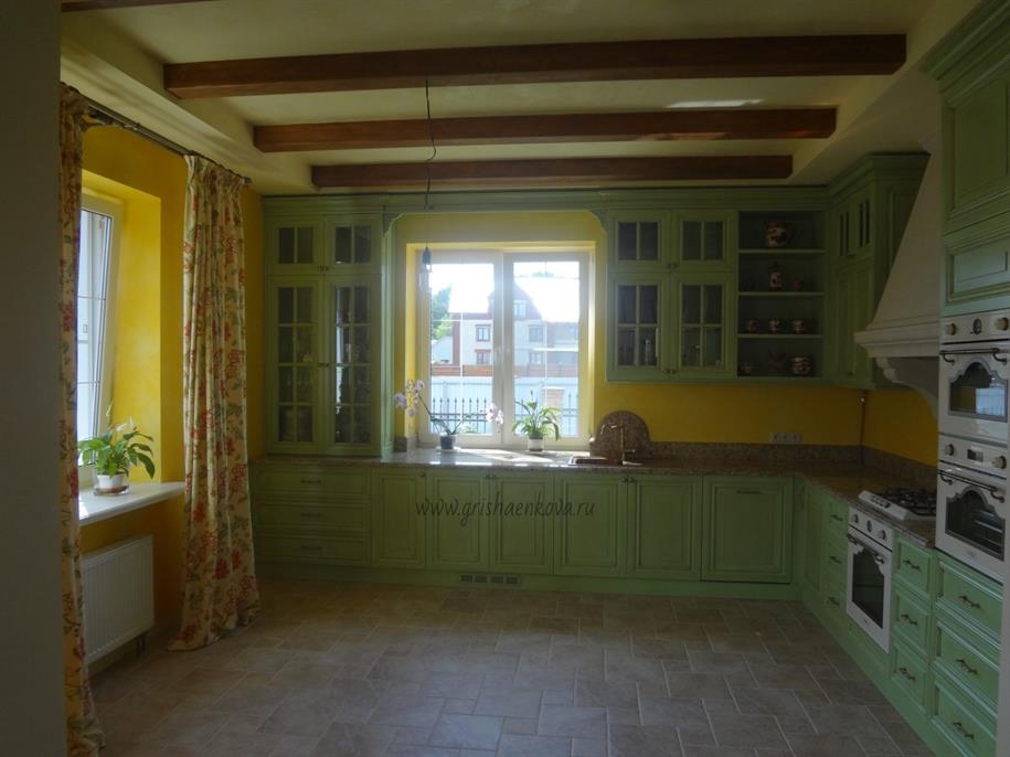 кухня в средиземноморском стиле под окном