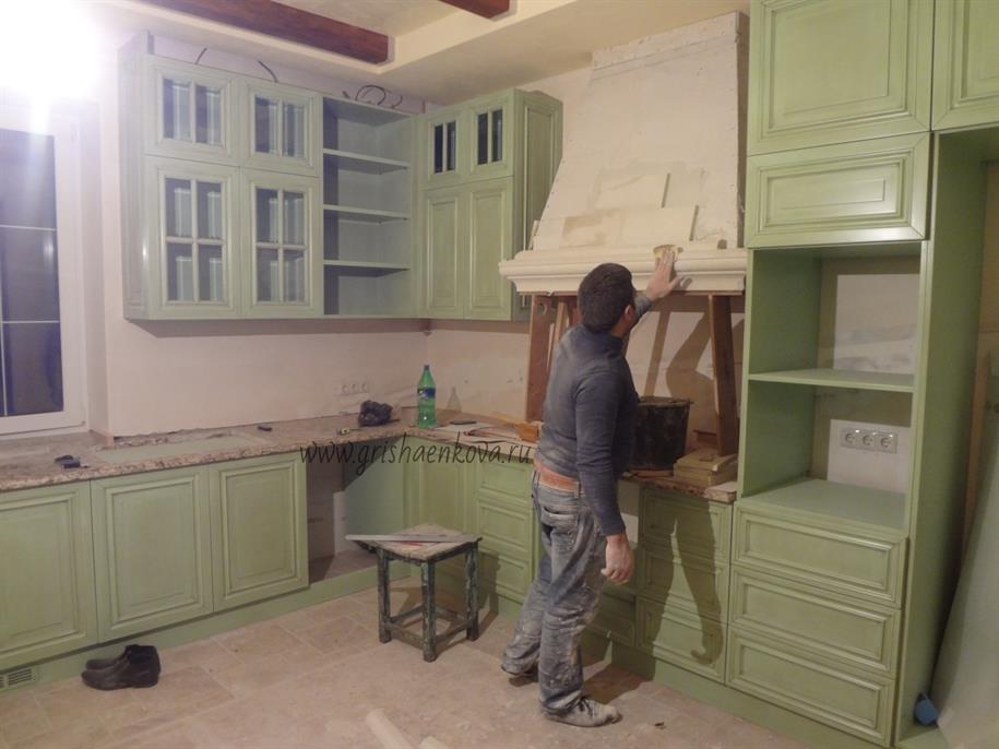 установка вытяжки на кухне в средиземноморском стиле