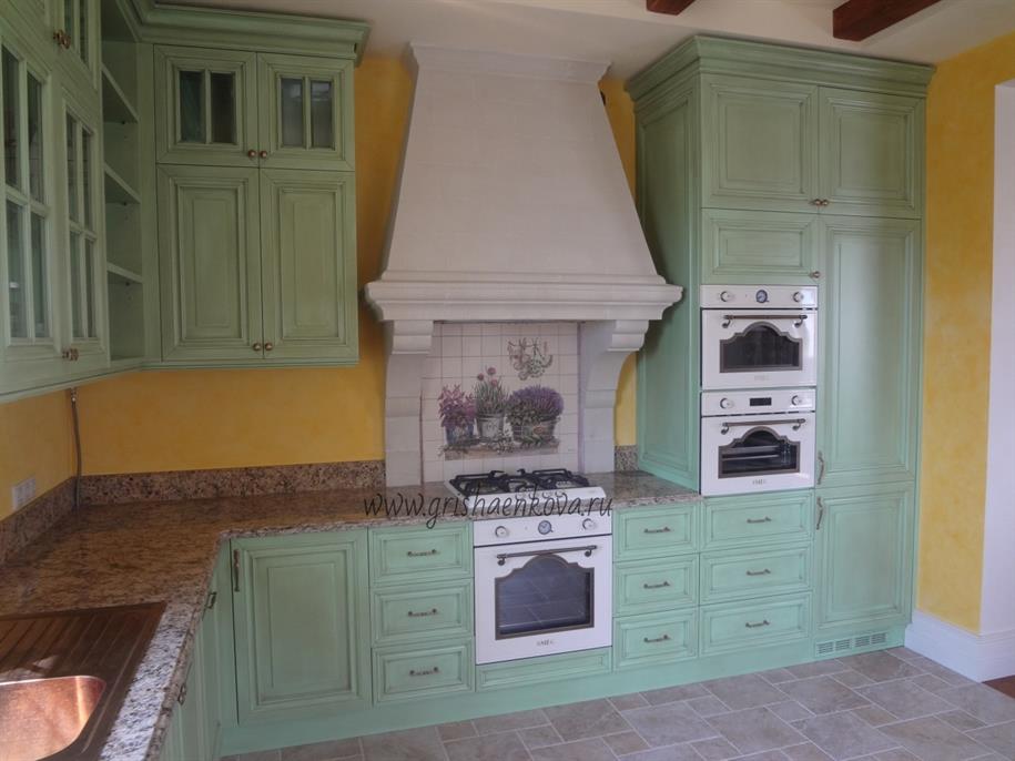 кухня в средиземноморском стиле в зеленом цвете