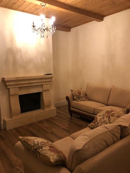 интерьер гостиной с камином в загородном доме