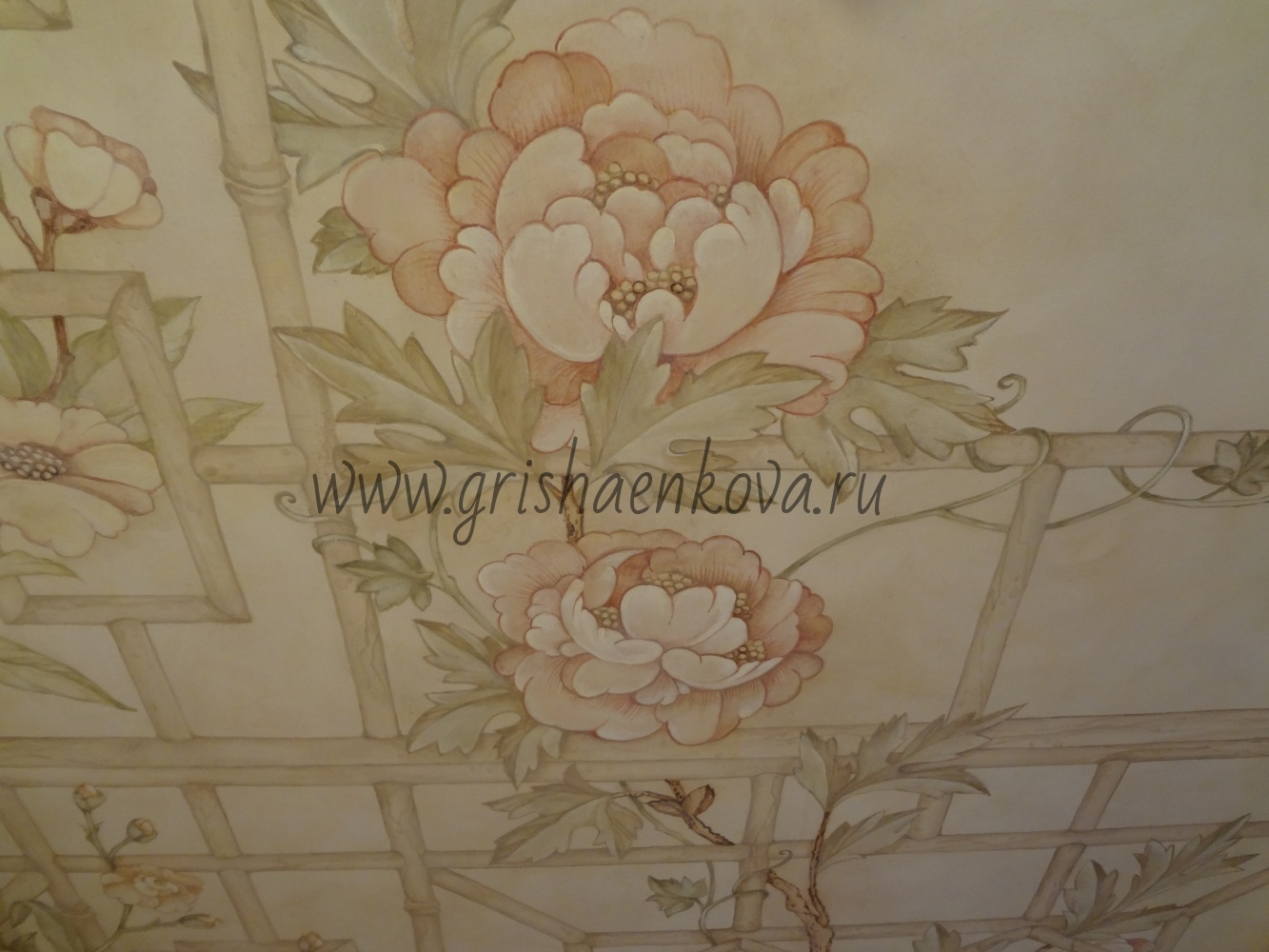 авторский интерьер ванной с росписью стен